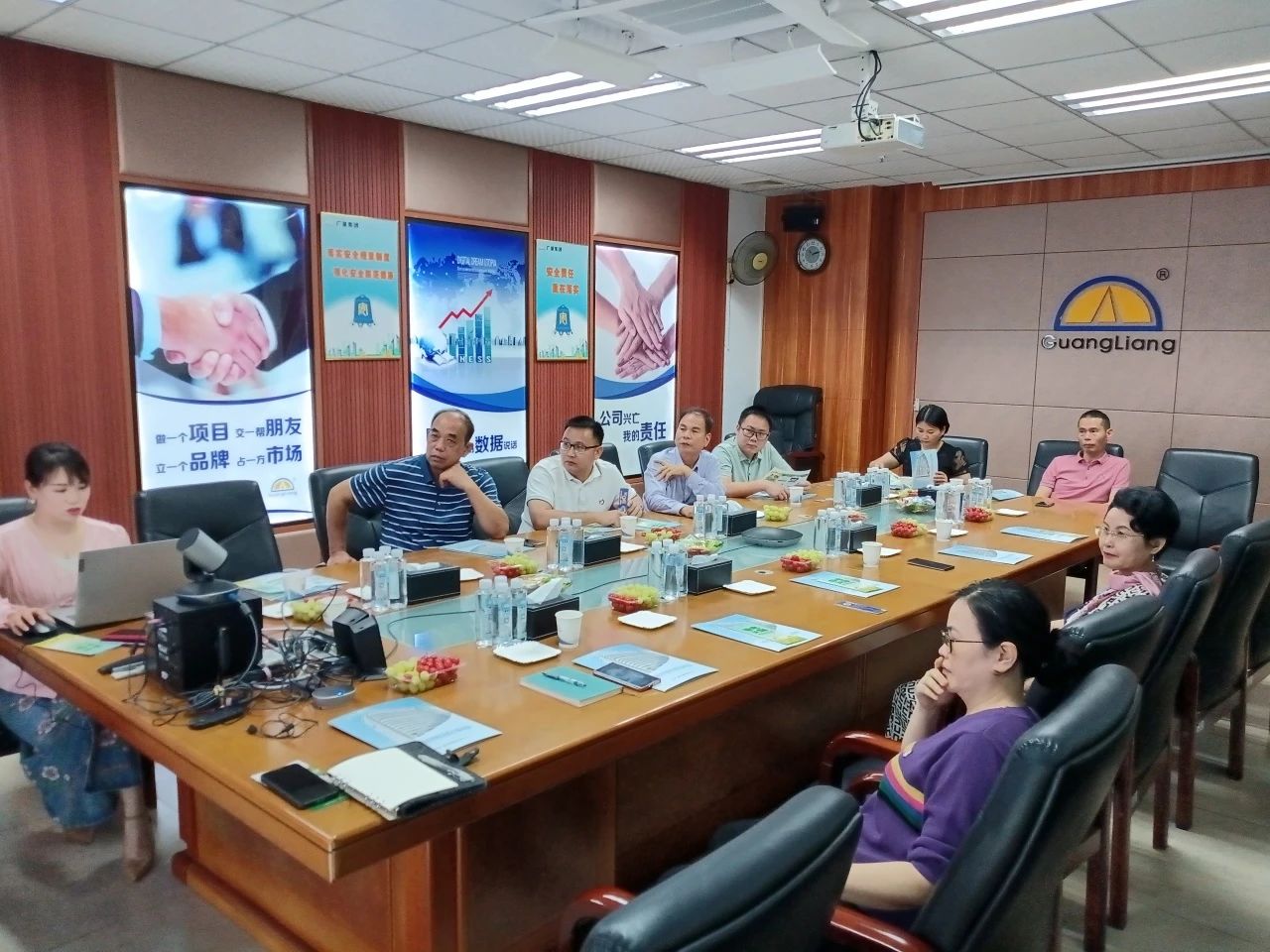 高州市根子镇政府党委及商会向导一行莅临千亿国际集团交流座谈同营生长