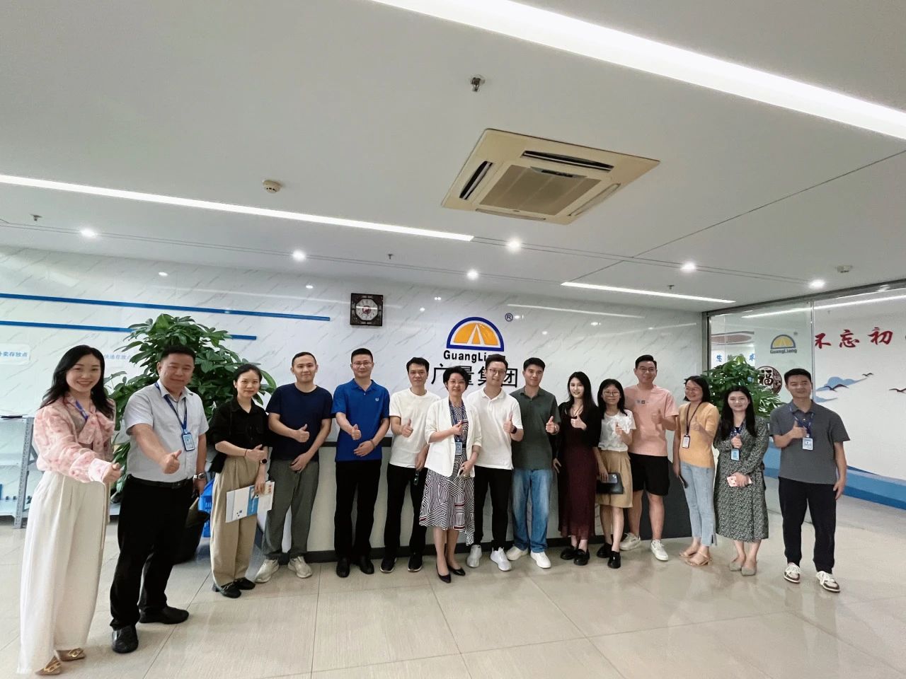 东莞南城都会更新中心携企业考察团莅临千亿国际集团旅行交流